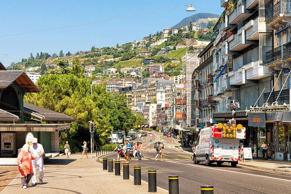 Gatan med människor i Montreux staden Genève sjön Riviera — Stockfoto