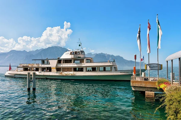 Výletní loď a lidé v pier na Ženevské jezero Švýcarská — Stock fotografie