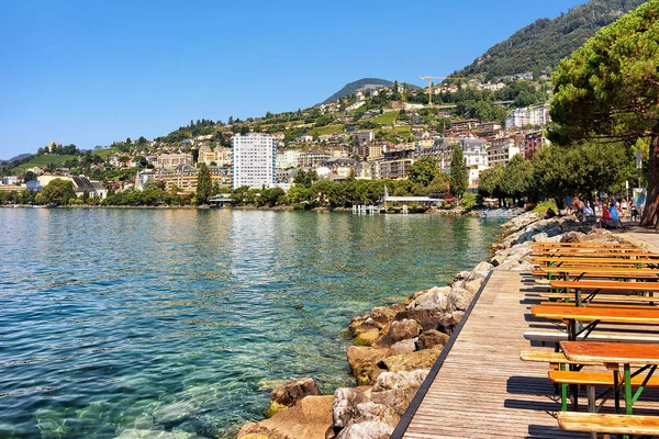 Pier and people on embankment of Geneva Lake in Montreux — Stock Photo, Image