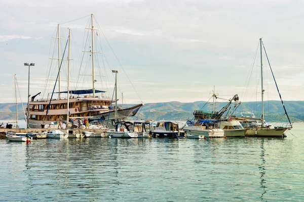 Vitorlások és kikötő az Adria Omis-Horvátország — Stock Fotó