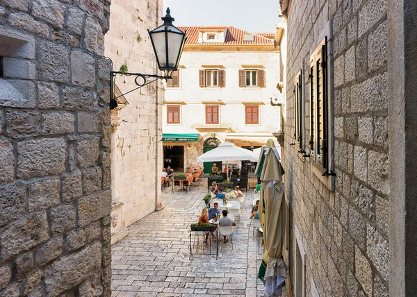Calle con gente y cafés en el viejo Omis Croacia — Foto de Stock