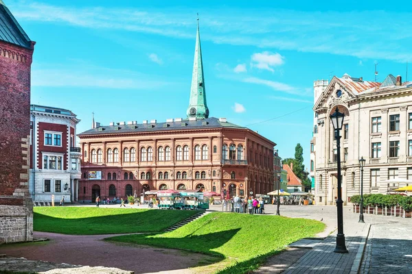 Ludzie w Bałtyckim Riga Cathedral Square — Zdjęcie stockowe