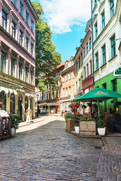 Rua estreita no centro histórico de Riga Baltic — Fotografia de Stock