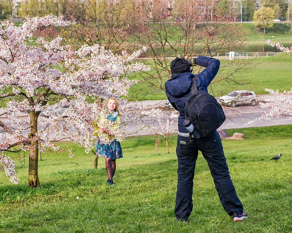 Дівчинка бере фотографії іншу дівчину на Вишневе дерево саду — стокове фото