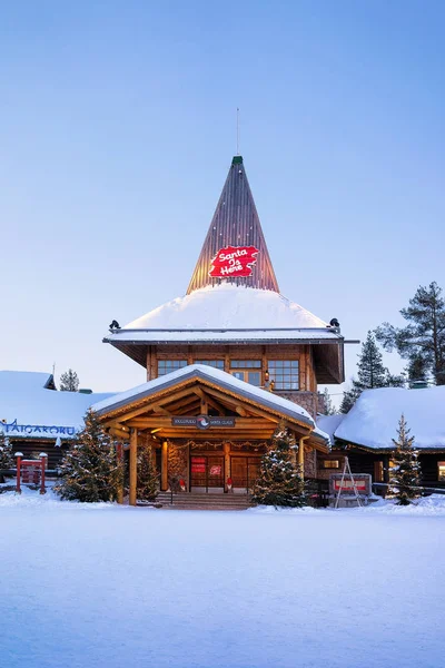 圣诞老人办公室在圣诞老人村芬兰拉普兰斯堪的那维亚的黄昏 — 图库照片