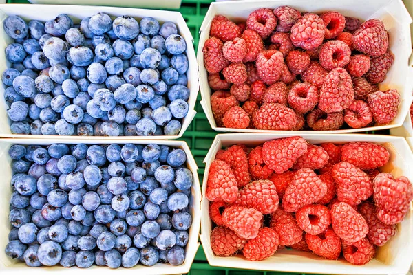 Nahaufnahme von frischen Himbeeren und Blaubeeren — Stockfoto