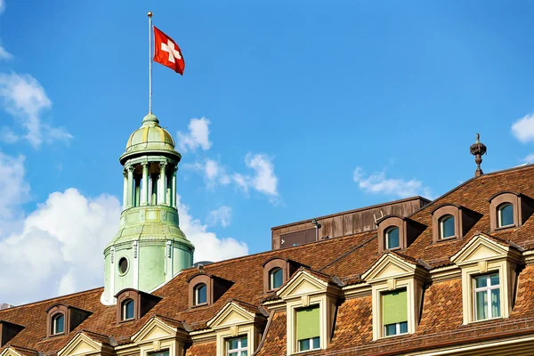 Torre com bandeira suíça e telhado coberto com azulejos Berna — Fotografia de Stock