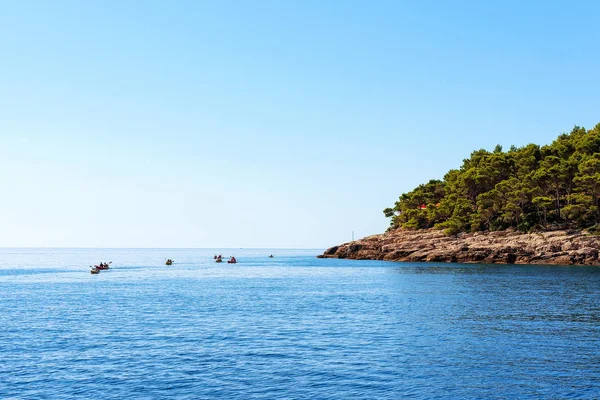 Piragüismo en la costa dálmata del mar Adriático en Dubrovnik Croacia — Foto de Stock