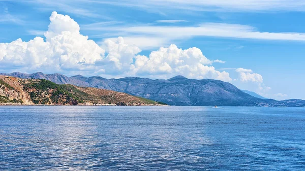 Dalmatiska kusten av Adriatiska havet i Dubrovnik Kroatien — Stockfoto