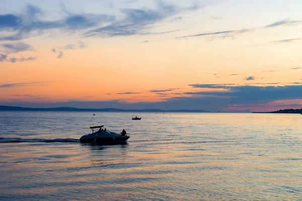 Perahu di pelabuhan Adriatic Sea Omis Croatia saat matahari terbenam — Stok Foto