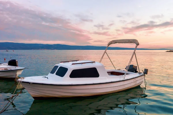 Barcos no porto Mar Adriático em Omis Croácia ao pôr do sol — Fotografia de Stock