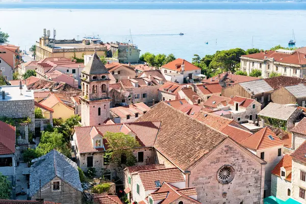 Torre de la iglesia y techos de edificios casco antiguo Omis Croacia —  Fotos de Stock