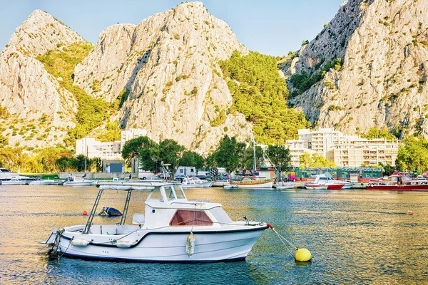 Barche in Mare Adriatico in Omis Croazia — Foto Stock