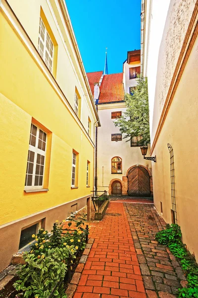 Patio trasero en el centro histórico de Riga Báltico — Foto de Stock