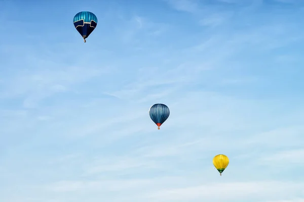 Globos de aire caliente de color azul y amarillo en el cielo Vilna — Foto de Stock