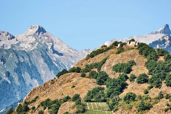 Landschap van Sion en Berner Alpen bergen kapitaal Wallis — Stockfoto