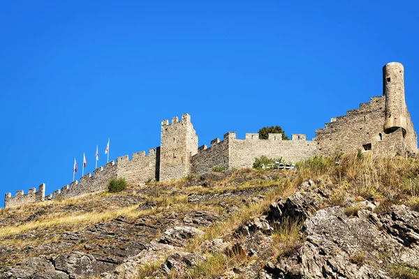 Tourbillon kasteel op de heuvel in de hoofdstad van het Sion Valais-Zwitserland — Stockfoto