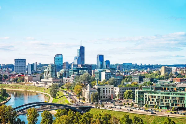 Ponte sul fiume Neris e sul distretto finanziario del Baltico di Vilnius — Foto Stock