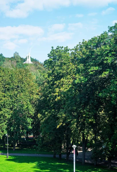 Три хрести пам'ятником на пагорбі в Вільнюсі Балтійського — стокове фото