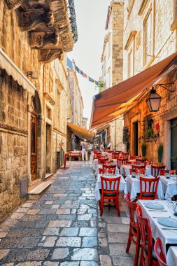 Dubrovnik Hırvatistan'ın sokak teraslı kafe