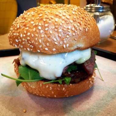 Eritilmiş peynir ile lezzetli hamburger