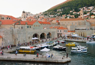 Tekneler iskelede Dobruca oteli eski bağlantı noktası