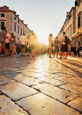 Dubrovnik gün batımı Hırvatistan Stradun sokakta insanların kalabalıklar