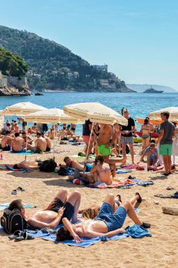 Adriyatik Denizi Dubrovnik yakınındaki plajda arkadaş