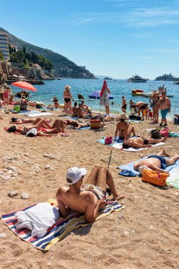 Adriyatik Denizi Dubrovnik yakınındaki plajda adam