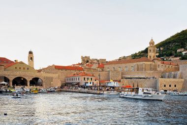 Dobruca Adriyatik Denizi'nde yelkenli ile eski bağlantı noktası