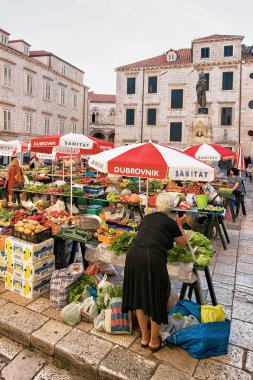 İnsanlar Gruz Street Market, Dubrovnik'in tarihi kent