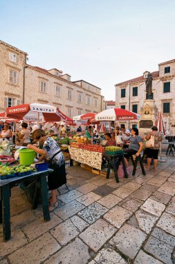 İnsanlar Gruz Street Market eski şehir Dubrovnik