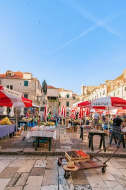 İnsanlar Gruz Street Market içinde Dubrovnik'in