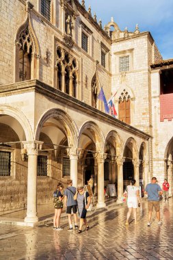 Sponza Sarayı'nda Stradun Caddesi Dubrovnik insanlara