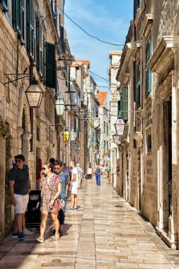İnsanlar Dubrovnik'in dar sokakta