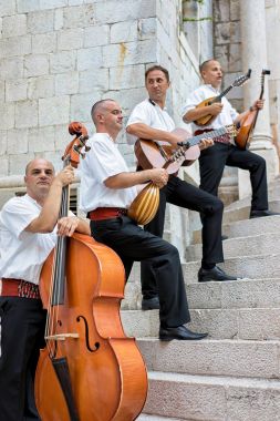 Şarkı ve Dubrovnik oynayan eski kostümleri sokak müzisyenleri