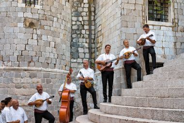 Şarkı ve Dubrovnik oynarken ortaçağ kostümleri sokak müzisyenleri