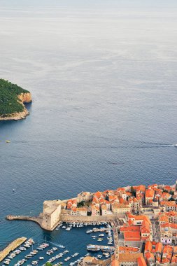 Havadan görünümü eski şehir çatılar ve Adriyatik Denizi Dubrovnik Hırvatistan