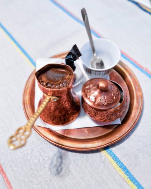 Eski bakır jezve tepsi üzerinde siyah kahve