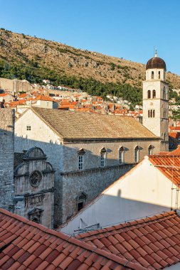 Hırvatistan Dubrovnik şehir duvarlarının her bakıldığında Fransisken Manastırı çan kulesi