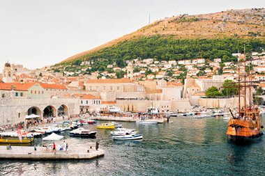 Dubrovnik Hırvatistan eski limanda gemi