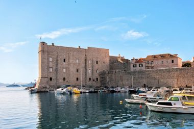 St John Fort ve Yelkenli tekneler, eski kayıtlarda yer Dubrovnik bağlantı noktası