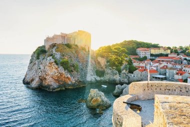 Fort Lovrijenac ve Dubrovnik Hırvatistan Adriyatik Denizi gün batımında
