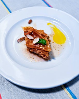 Türk baklava tatlı beyaz plaka üzerinde
