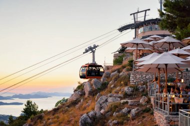 Kabin teleferik ve insanların Teras kafe Dobruca