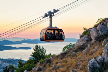 Teleferik ve antik Dubrovnik günbatımında kabin