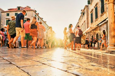 Gün batımında Stradun Caddesi Dubrovnik'in turist kalabalığından