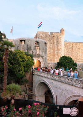 İnsanlara kazık giriş kapısı eski şehir Dubrovnik