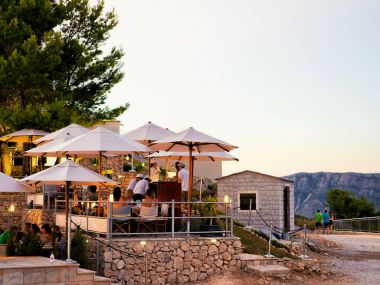 Dubrovnik adlı açık kafede tüyler ürpertici out insanlar