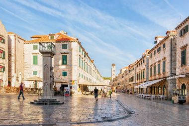 Stradun Caddesi ve insanlar eski şehir Dubrovnik Orlando sütun
